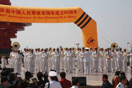 Members of the North China Sea Fleet Military Band of Chinese People's Liberation Army Navy attend a performance in Qingdao, east China's Shandong Province, April 21, 2009. Eight military bands from seven countries attended the performance. [Li Gang/Xinhua]