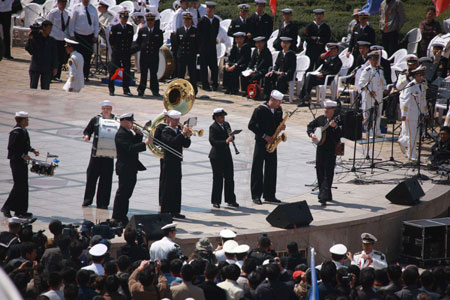 Members of U.S. navy's military band attend a performance in Qingdao, east China's Shandong Province, April 21, 2009. [Li Gang/Xinhua]