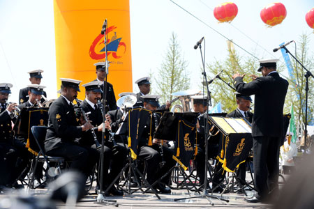 Members of Indian navy's military band attend a performance in Qingdao, east China's Shandong Province, April 21, 2009.[Li Ziheng/Xinhua]