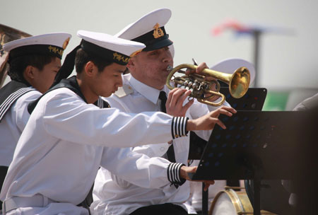 A member of Russian navy's military band (1st R) attends a performance in Qingdao, east China's Shandong Province, April 21, 2009. [Li Gang/Xinhua]