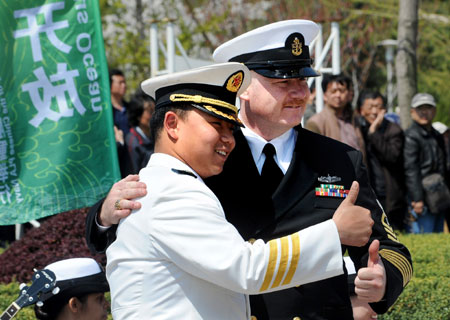 Officers from U.S. Navy and Chinese People's Liberation Army Navy pose for a photo after a performance in Qingdao, east China's Shandong Province, April 21, 2009. [Li Ziheng/Xinhua]