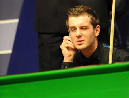 England's Mark Selby observes during the first round match against England's Ricky Walden at the 2009 World Snooker Championship in Sheffield, England, April 20, 2009. Selby advanced to the next round by winning the match 10-6. 