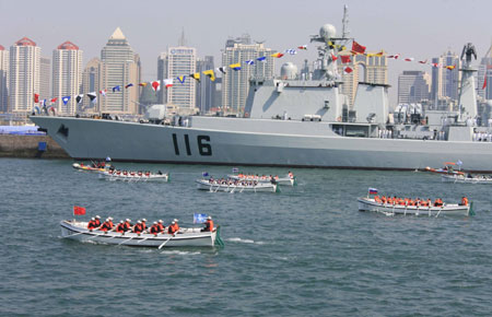 Multinational navies compete during a sampan race at the Qingdao port of east China's Shandong province, April 21, 2009. The sampan race is part of the four-day festivities for the 60th anniversary of Chinese PLA Navy. Some 13 navy fleets from 12 countries joined the competition on Tuesday. [Xinhua]