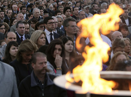 The Remembrance Flame burns during a commemorative ceremony on the occasion of the Shoah (Holocaust) Remembrance Day in front of the United Nations European headquarters in Geneva April 20, 2009. Israel on Monday night mark the annual memorial day commemorating the six million Jews killed by Nazis in the Holocaust during World War Two. [Xinhua/Reuters]