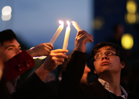Participants light candles during a commemorative ceremony on the occasion of the Shoah (Holocaust) Remembrance Day in front of the United Nations European headquarters in Geneva April 20, 2009.[Xinhua/Reuters]