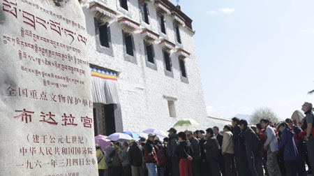 Tourists line for visiting the Potala Palace in Lhasa, southwest China's Tibet Autonomous Region, April 21, 2009. Tibet expects to receive three million domestic and foreign tourists in 2009, according to the regional tourism administration.[Purbu Zhaxi/Xinhua] 