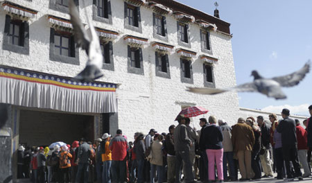 Tourists line for visiting the Potala Palace in Lhasa, southwest China's Tibet Autonomous Region, April 21, 2009. [Purbu Zhaxi/Xinhua]