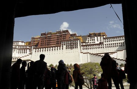 Tourists visit the Potala Palace in Lhasa, southwest China's Tibet Autonomous Region, April 21, 2009. [Purbu Zhaxi/Xinhua]