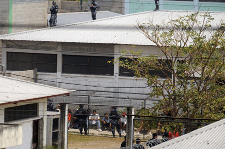 Police guard the National Prison, north of Tegucigalpa, capital of Honduras, April 20, 2009. At least three inmates were killed and 16 others injured on Monday in a grenade explosion in the main prison of Honduras.[Xinhua]