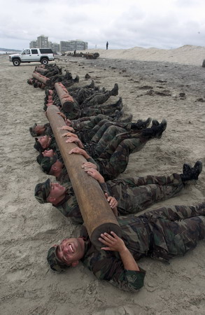 Seal candidates execute stomach crunches with a log on their chest to hamper movement.[CFP]