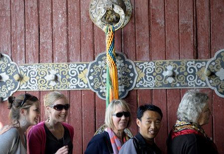 Tourists line for visiting the Potala Palace in Lhasa, southwest China's Tibet Autonomous Region, April 21, 2009. Tibet expects to receive three million domestic and foreign tourists in 2009, according to the regional tourism administration.[Xinhua]