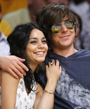 Actors Zac Efron (R) and Vanessa Hudgens watch the Los Angeles Lakers play the Utah Jazz during the second half of Game 1 of their NBA Western Conference quarter-final basketball game in Los Angeles, April 19, 2009. [Xinhua/Reuters]