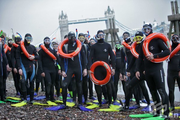 Londoners were 'Frog Mobbed' today as 30 frogmen dressed in full scuba diving gear took place at various locations throughout London and was being filmed for You Tube to promote Sky TV's Earth Day which is to highlight the awareness of rising sea levels. [Jeff Moore/CFP]