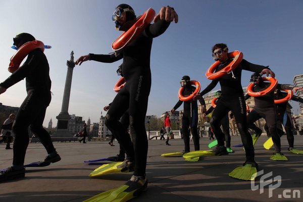 Londoners were 'Frog Mobbed' today as 30 frogmen dressed in full scuba diving gear took place at various locations throughout London and was being filmed for You Tube to promote Sky TV's Earth Day which is to highlight the awareness of rising sea levels. [Jeff Moore/CFP]