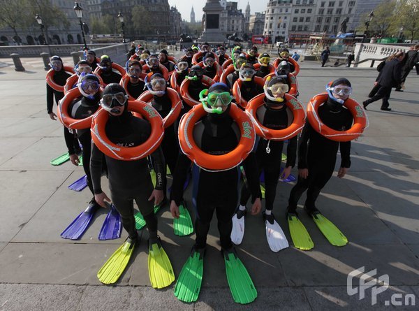 Londoners were 'Frog Mobbed' today as 30 frogmen dressed in full scuba diving gear took place at various locations throughout London and was being filmed for You Tube to promote Sky TV's Earth Day which is to highlight the awareness of rising sea levels. [Jeff Moore/CFP]