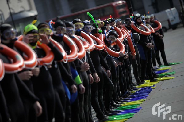 Londoners were 'Frog Mobbed' today as 30 frogmen dressed in full scuba diving gear took place at various locations throughout London and was being filmed for You Tube to promote Sky TV's Earth Day which is to highlight the awareness of rising sea levels. [Jeff Moore/CFP]