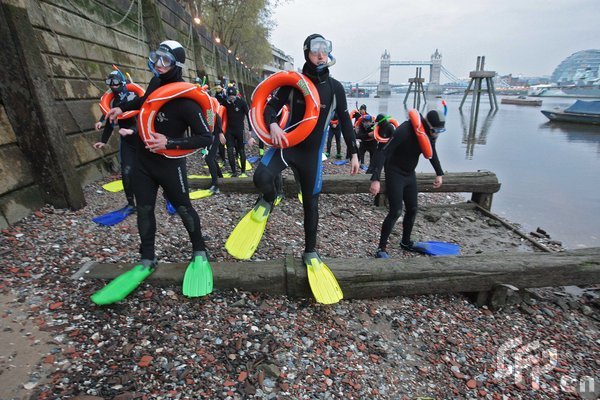 Londoners were 'Frog Mobbed' today as 30 frogmen dressed in full scuba diving gear took place at various locations throughout London and was being filmed for You Tube to promote Sky TV's Earth Day which is to highlight the awareness of rising sea levels. [Jeff Moore/CFP]