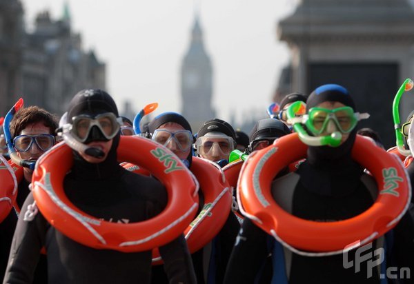 Londoners were 'Frog Mobbed' today as 30 frogmen dressed in full scuba diving gear took place at various locations throughout London and was being filmed for You Tube to promote Sky TV's Earth Day which is to highlight the awareness of rising sea levels. [Jeff Moore/CFP]