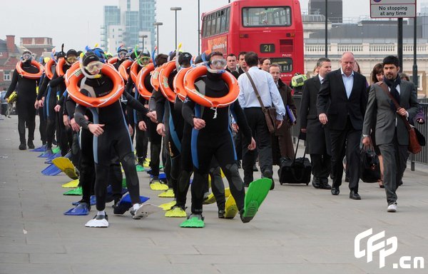 Londoners were 'Frog Mobbed' today as 30 frogmen dressed in full scuba diving gear took place at various locations throughout London and was being filmed for You Tube to promote Sky TV's Earth Day which is to highlight the awareness of rising sea levels. [Jeff Moore/CFP]