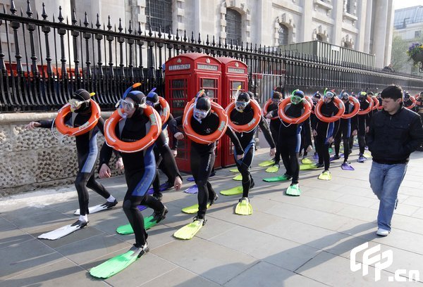 Londoners were 'Frog Mobbed' today as 30 frogmen dressed in full scuba diving gear took place at various locations throughout London and was being filmed for You Tube to promote Sky TV's Earth Day which is to highlight the awareness of rising sea levels. [Jeff Moore/CFP]