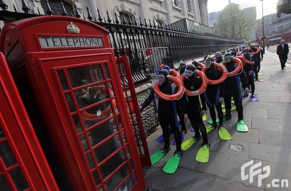 Londoners were 'Frog Mobbed' today as 30 frogmen dressed in full scuba diving gear took place at various locations throughout London and was being filmed for You Tube to promote Sky TV's Earth Day which is to highlight the awareness of rising sea levels. [Jeff Moore/CFP]