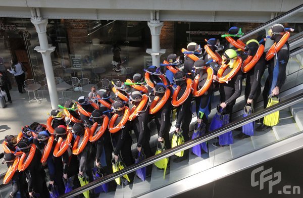 Londoners were 'Frog Mobbed' today as 30 frogmen dressed in full scuba diving gear took place at various locations throughout London and was being filmed for You Tube to promote Sky TV's Earth Day which is to highlight the awareness of rising sea levels. [Jeff Moore/CFP]