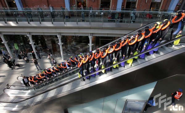 Londoners were 'Frog Mobbed' today as 30 frogmen dressed in full scuba diving gear took place at various locations throughout London and was being filmed for You Tube to promote Sky TV's Earth Day which is to highlight the awareness of rising sea levels. [Jeff Moore/CFP]