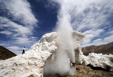 A spewing geothermal fountain at the foot of Mt. Nyainqentanglha, 150 km from Lhasa, capital of southwest China's Tibet, has been frozen throughout winter, forming a marvellous view of geothermal seracs. [Li Yue/Xinhua]
