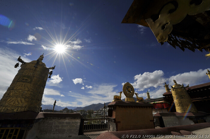 Jokhang Temple, located located on Barkhor Square in Lhasa is the first Buddhist temple in Tibet. The temple was called the Tsulag Khang or 'House of Wisdom' but it is now known as the Jokhang which means the 'House of the Buddha'. For most Tibetans it is the most sacred and important temple in Tibet. This photo was taken on early April this year. [Guo Xiaotian/China.org.cn]