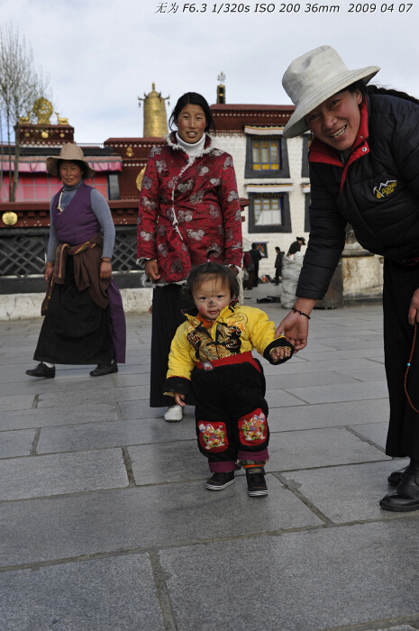  Tibetans in Jokhang Temple in Lhasa, southwest China's Tibet Autonomous Region. This photo was taken on early April this year. [Guo Xiaotian/China.org.cn]