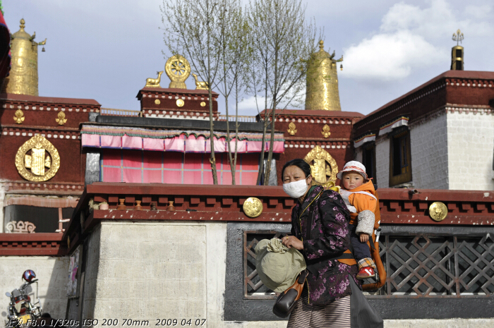  Tibetans in Jokhang Temple in Lhasa, southwest China's Tibet Autonomous Region. This photo was taken on early April this year. [Guo Xiaotian/China.org.cn]