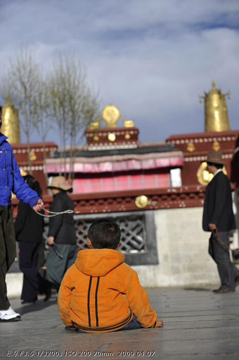 A boy in Jokhang Temple in Lhasa, southwest China's Tibet Autonomous Region. This photo was taken on early April this year. [Guo Xiaotian/China.org.cn]