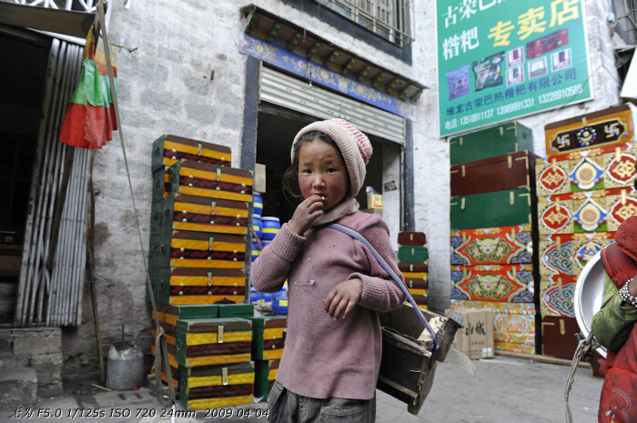 A girl plays in Bar-skor steet in Lhasa, southwest China's Tibet Autonomous Region. This photo is taken on early April this year. [Guo Xiaotian/China.org.cn] 