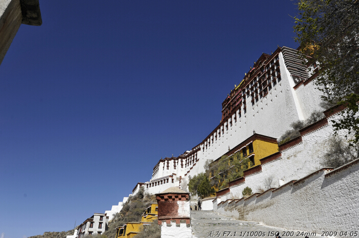 Potala Palace in Lhasa, southwest China's Tibet Autonomous Region. This photo is taken on early April this year. [Guo Xiaotian/China.org.cn]