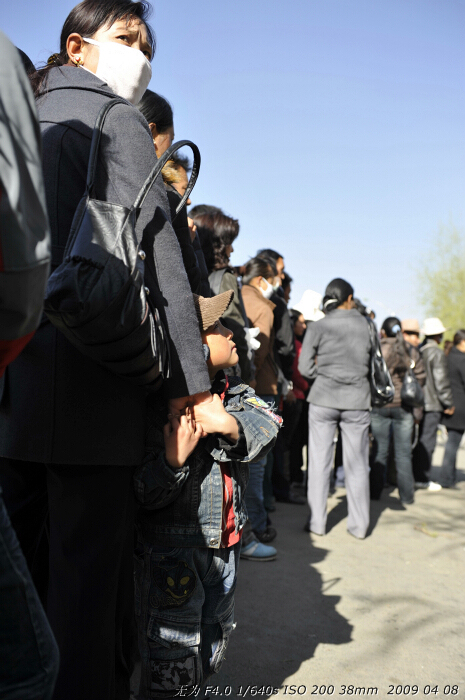 People line for visiting the Potala Palace in Lhasa, southwest China's Tibet Autonomous Region. This photo is taken on early April this year. [Guo Xiaotian/China.org.cn]