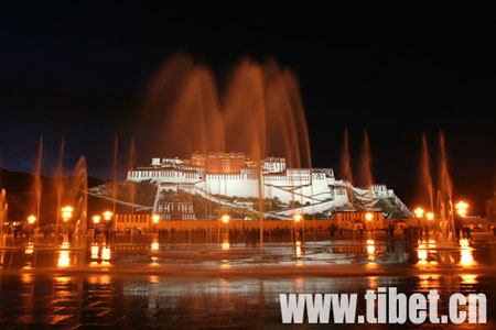 MusPhoto shows the musical fountain in front of the Potala Palace, Lhasa, capital of southwest China's Tibet Autonomous Region. [Photo: China Tibet Information Center] 
