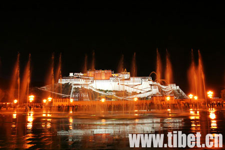 Photo shows the musical fountain in front of the Potala Palace, Lhasa, capital of southwest China's Tibet Autonomous Region. [Photo: China Tibet Information Center]