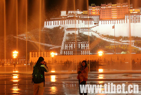 Visitors pose for a photo on the Potala Palace Square, Lhasa, capital of southwest China's Tibet Autonomous Region. [Photo: China Tibet Information Center]