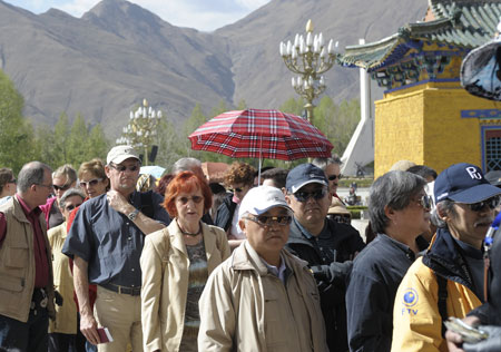 Tourists line for visiting the Potala Palace in Lhasa, southwest China's Tibet Autonomous Region, April 21, 2009. Tibet received 140,000 domestic and foreign tourists in the first quarter of this year, a 6.9 percent increase year on year, according to the Tourism Administration of Tibet Autonomous Region. (Xinhua/Purbu Zhaxi)