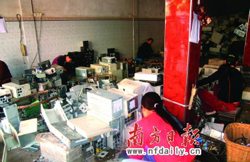Electronic wastes can be seen everywhere in Guiyu Town, Shantou City in Guangdong Province. [Photo the Nanfang Daily]