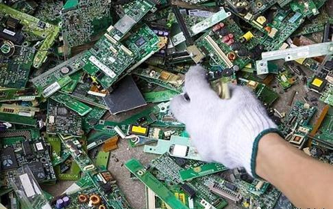 Electronic wastes can be seen everywhere in Guiyu Town, Shantou City in Guangdong Province. [Photo the China Environment News]
