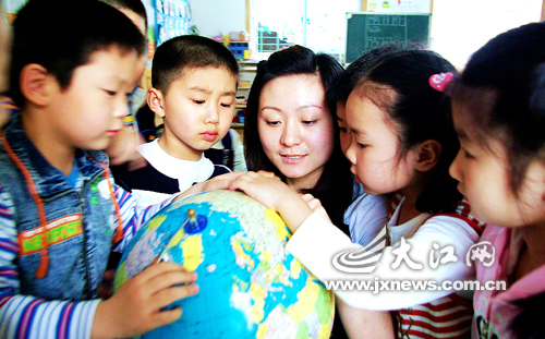 A teacher imparts knowledge about the Earth to children in the No. 3 Kindergarten of Nanchang, Jiangxi Province on April 22, 2009. The Earth Day, celebrated on every April 22, is a day designed to inspire people&apos;s awareness and appreciation for the Earth&apos;s environment. 