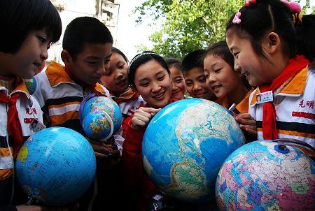 A teacher imparts knowledge about the Earth to students in the Guanminglu Primary School in Zaozhuang City of Shandong Province on April 21, 2009. The Earth Day, celebrated on every April 22, is a day designed to inspire people&apos;s awareness and appreciation for the Earth&apos;s environment. [www.zzdnews.com]
