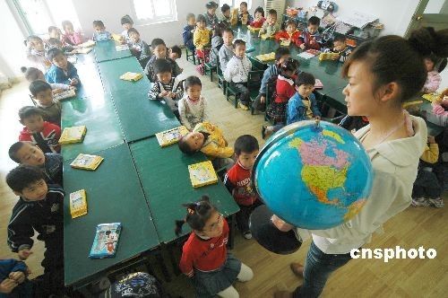 A teacher imparts knowledge about the Earth to children in the New Century Kindergarten of Chaohu City in Anhui Province on April 21, 2009. The Earth Day, celebrated on every April 22, is a day designed to inspire people&apos;s awareness and appreciation for the Earth&apos;s environment. [www.zzdnews.com]