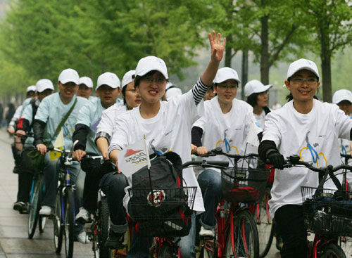 About 100 university students ride bicycles and go on a three-hour “green trip” around the Haidian District in Beijing on April 22, 2009. The Earth Day, celebrated on every April 22, is a day designed to inspire people&apos;s awareness and appreciation for the Earth&apos;s environment. [People&apos;s Daily]