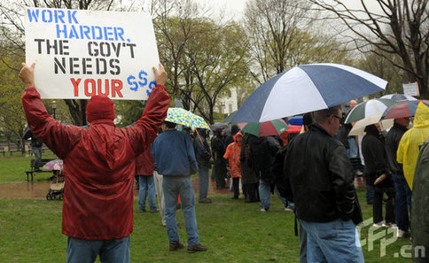 Anti-tax protesters hold a 'TEA Party,' which stands for 'Taxed Enough Already,' near the White House in Washington on April 15, 2009. [CFP]