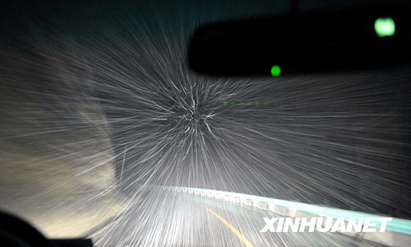 Xinjiang's quake-jolted area was hit by a snowstorm Thursday, according to a Xinhua reporter at the site.