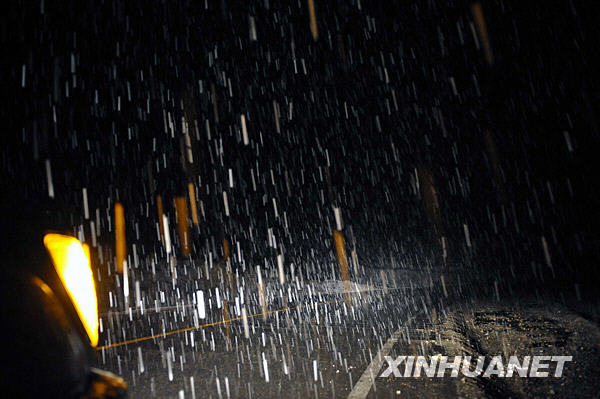 Xinjiang's quake-jolted area was hit by a snowstorm Thursday, according to a Xinhua reporter at the site.