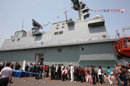 Local residents queue for visiting the 'Dokdo' amphibious assault ship from the Republic of Korea in Qingdao, east China's Shandong Province, April 22, 2009. Part of foreign naval vessels which came to attend the 60th anniversary celebration of Chinese People's Liberation Army Navy was open to public on Wednesday, attracting lots of visitors. [Zha Chunming/Xinhua] 