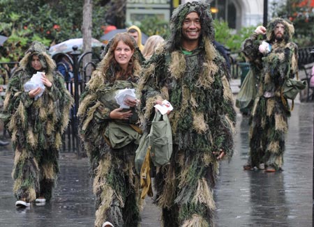 Volunteers dress themselves up as trees to arouse people's awareness on environment protection at the Union Sqaure in New York, the United States, April 22, 2009. Volunteers here on Wednesday distributed flower seeds and cards with tips about environment protection to passersby to mark the annual Earth Day. [Shen Hong/Xinhua]